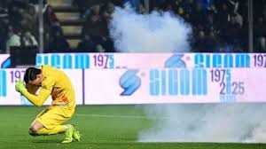 揭秘“看牌”的时机：太早看牌会暴露哪些心理弱点？（看牌时机指南：过早查看会暴露哪些心理破绽？）